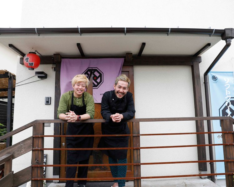 井上さん（右）とスタッフの鈴木椋さん（左）。 近所の子供たちに大人気。