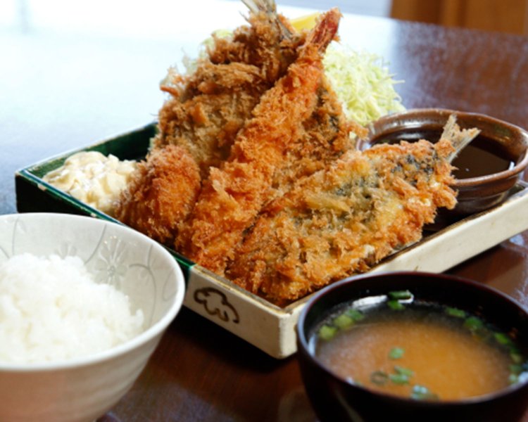 本日のフライ定食1300円。 この日は、エビ、アジ、イワシ、ホタテだった。