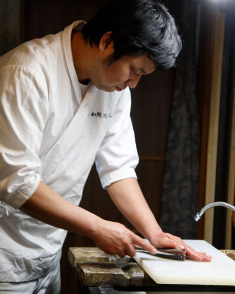 鮮魚をさばく大村さんは「ランチはときどきさぼりますよ」と笑う。