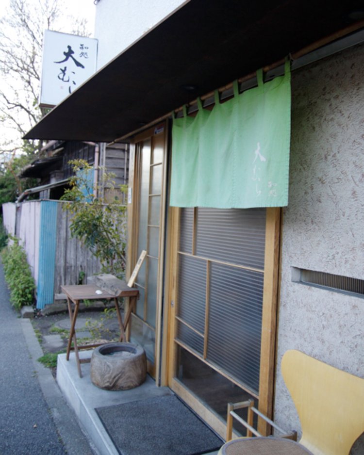 萌黄色ののれんが営業の合図。