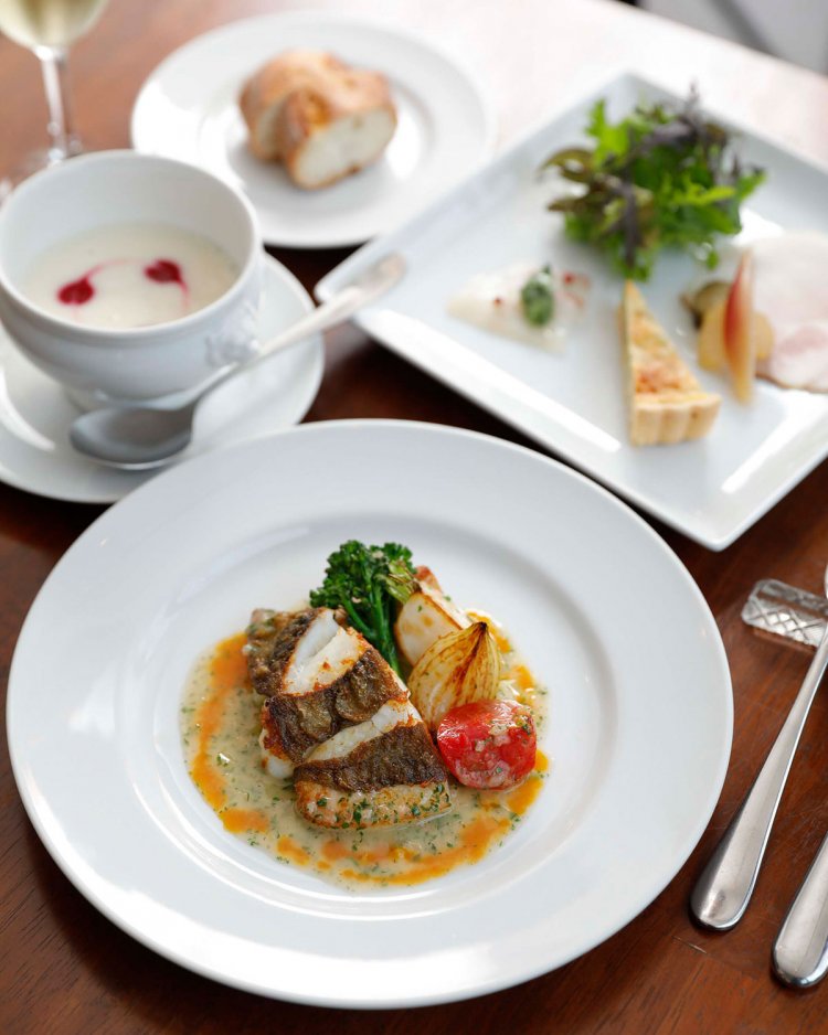 ランチAコース2600円 Bコースならば、メインが魚料理＆肉料理に。