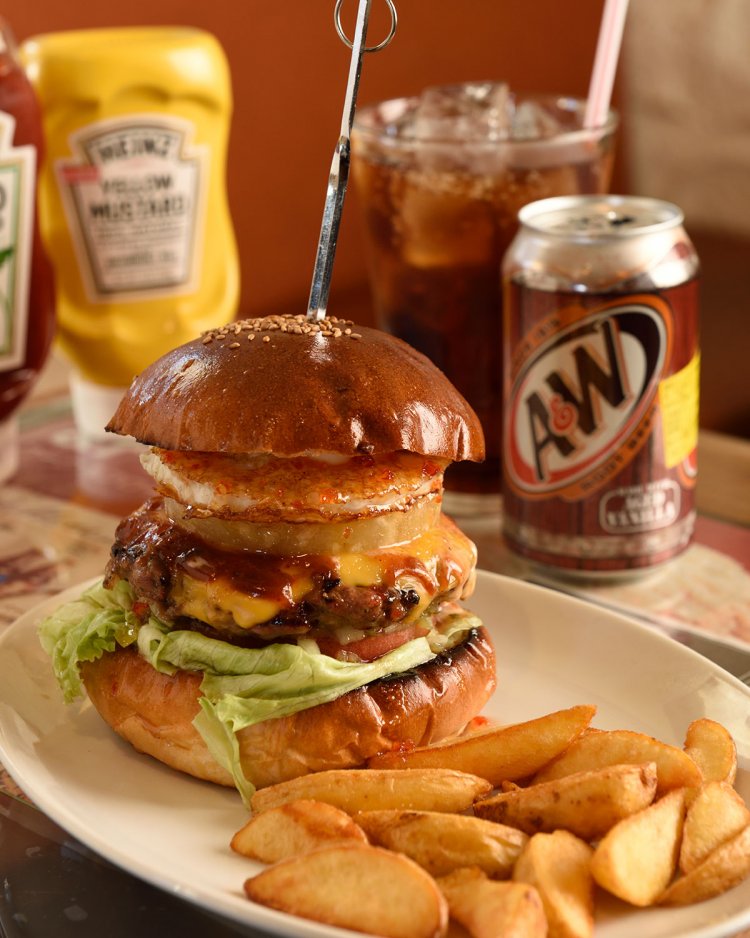 ホノホノバーガー1530円（税別）は、フライドポテト付き。A＆Wルートビア400円（税別）と合わせて。