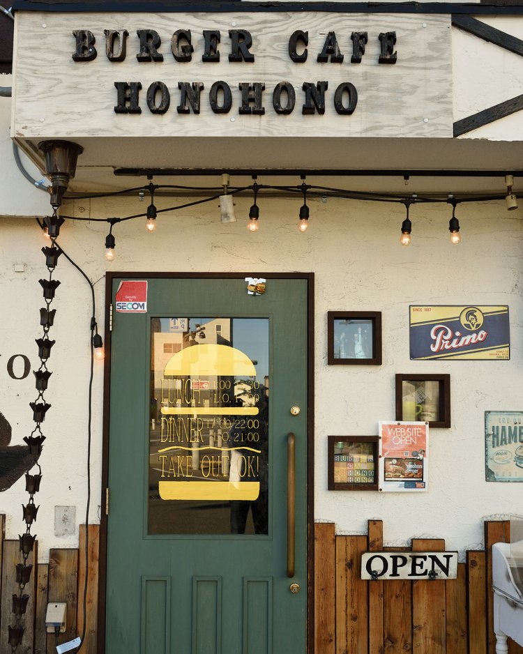 交差点の一角の、壁に大きなバーガーの絵が描かれた店。