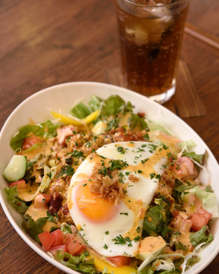 北風と太陽タコライス950円、目玉焼きは+100円。辛口ジンジャーエール380円。