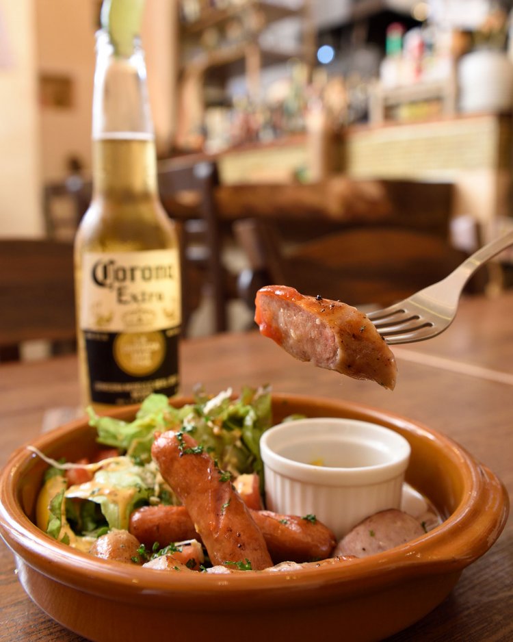 グリルドソーセージ580円、コロナ600円。