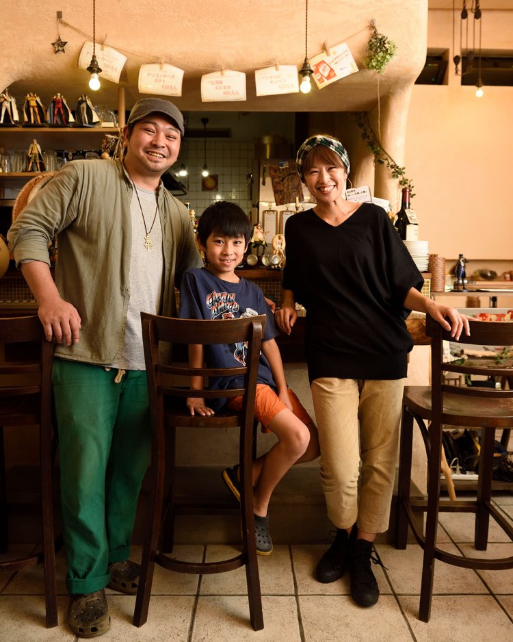 岩上さんと朝美さん。息子・然くんも一緒に。カフェスタイルの洋食店。
