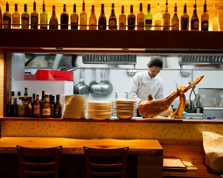 生ハムは注文すると削いでくれる。