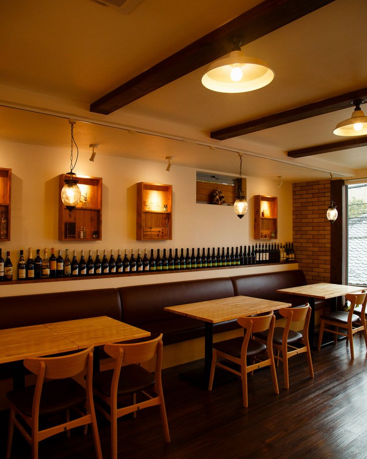 広めのテーブルでくつろげる。