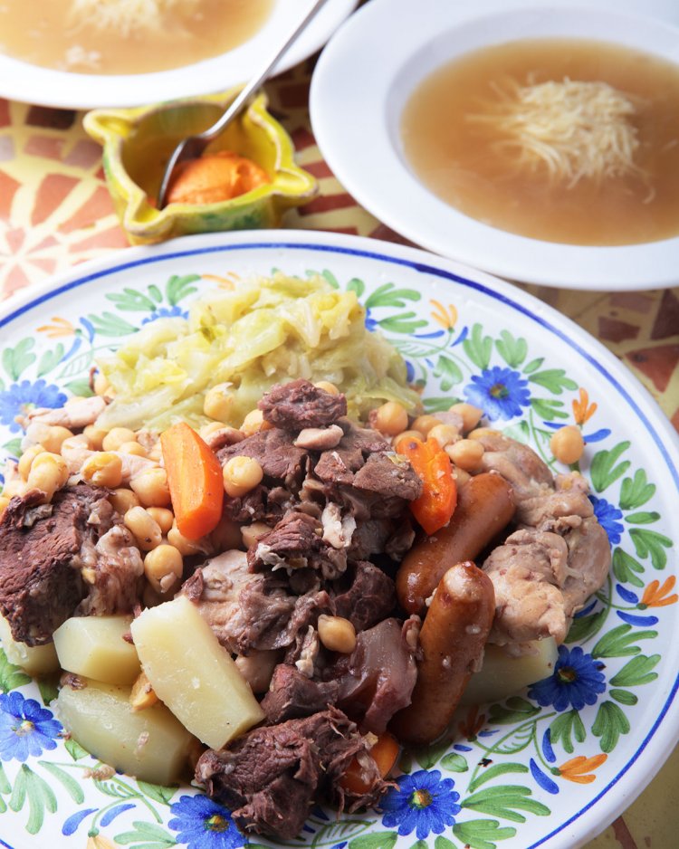 マドリッド風コシード2人前3900円は、まずカッペリーニをスープで味わい、具をつまみに酒を飲みたい。