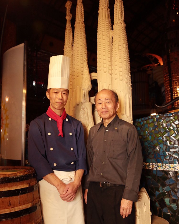 村田さん（右）と料理長の田中亘さん。