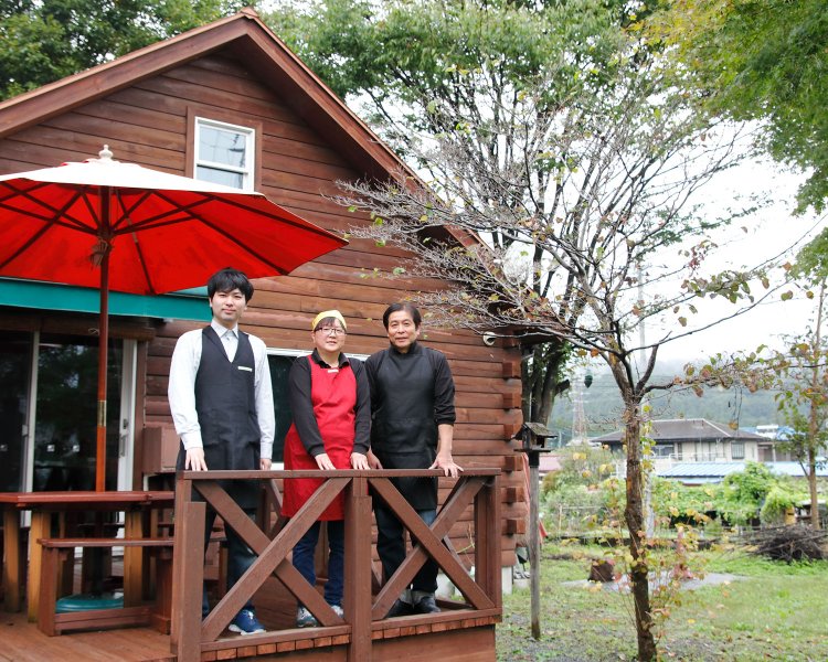 秩父在住の新井さん一家で営む。ドッグランを併設。