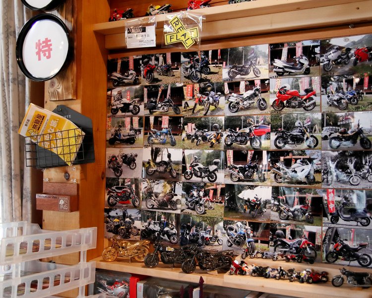 バイカーに人気。店内に彼らの記念写真も。