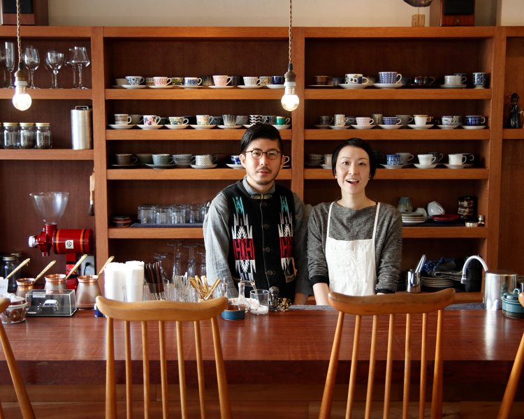 店主ご夫婦。カウンター奥に北欧のしゃれた食器が並ぶ。