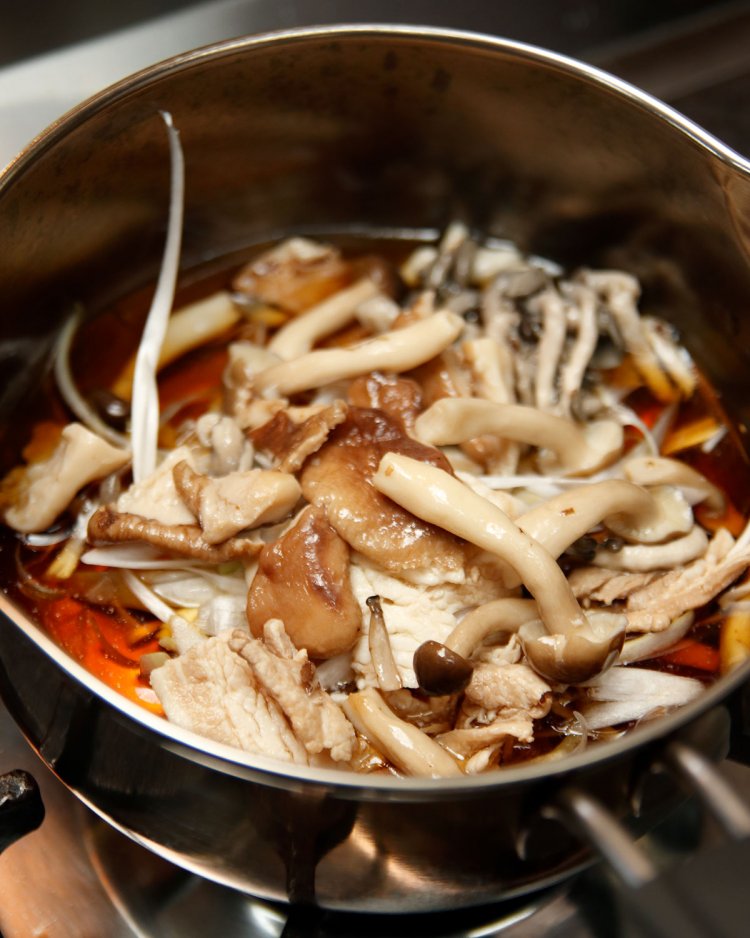 おもに地元産のブナシメジやシイタケなどがどっさり。