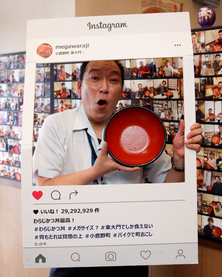 メガ完食者は記念写真。