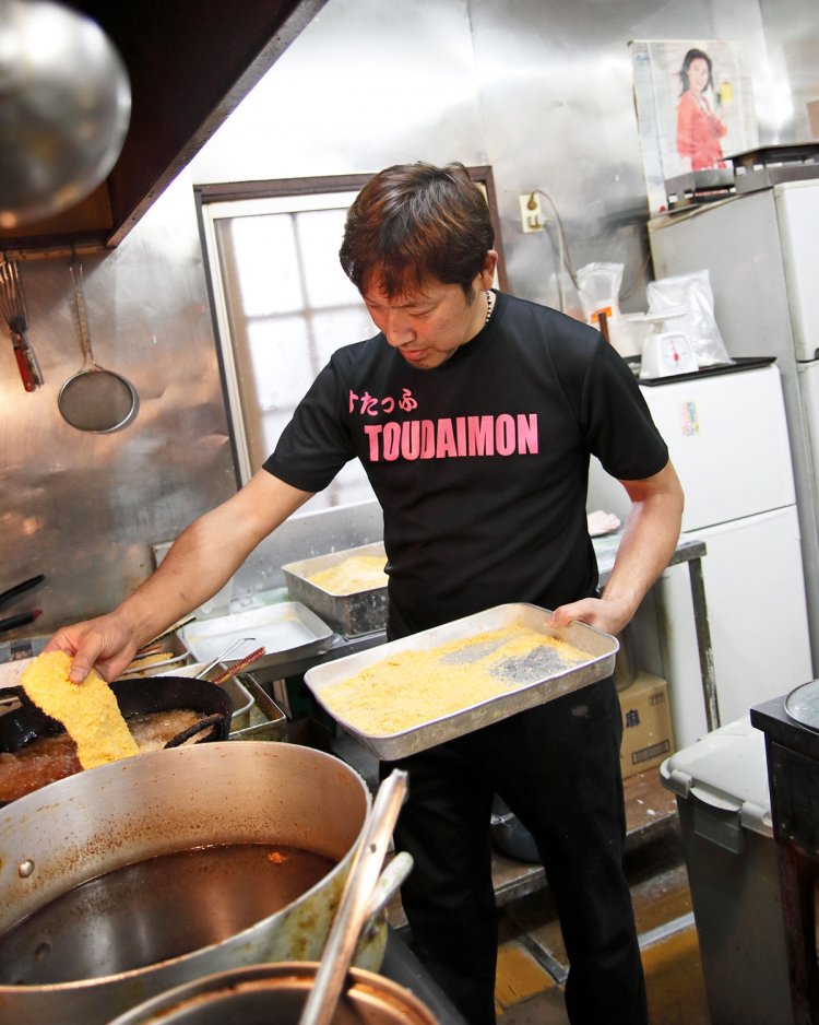 「乾燥パン粉を薄くまとわせるので、タレをくぐらせてもベチャッとしません」と３代目。