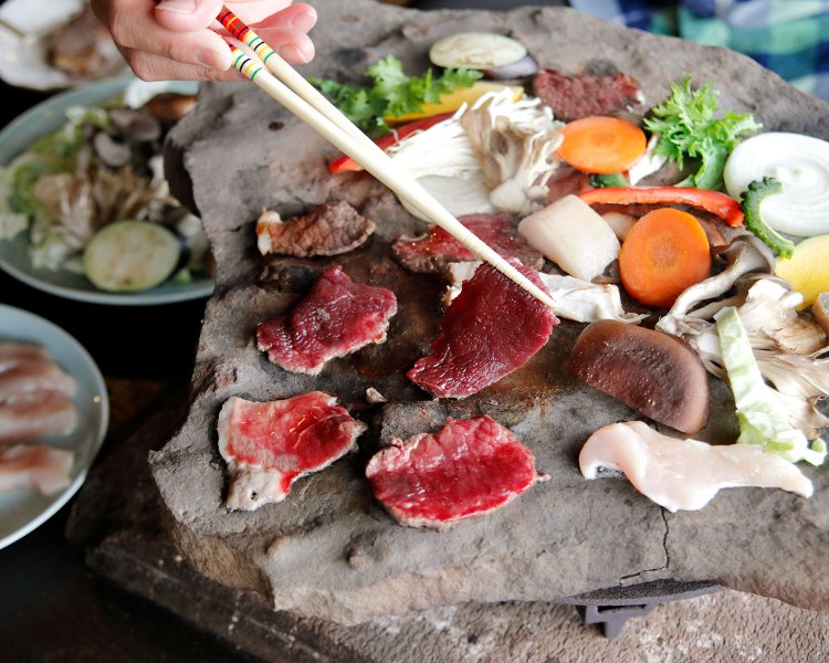 秩父山域で獲った新鮮な猪や鹿、自家栽培の原木シイタケなどが並ぶ勘定元コース3300円。囲炉裏で焼く川魚も絶品。