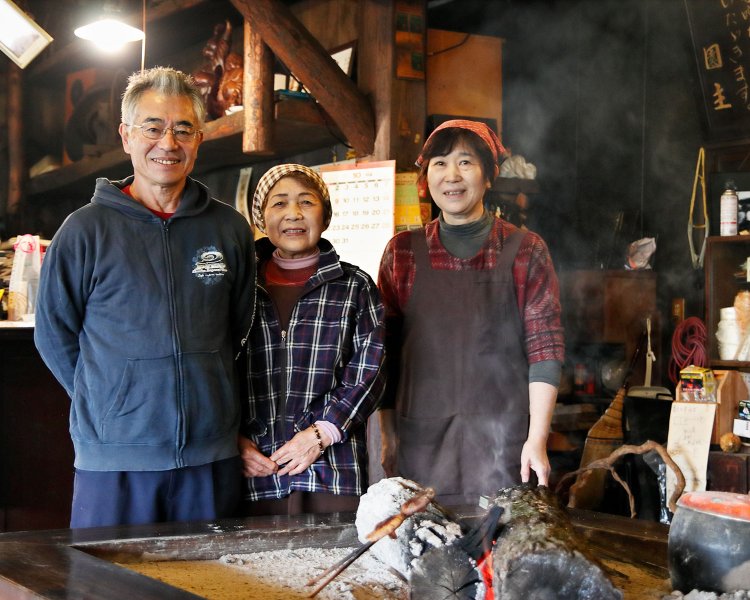 ２代目で猟師の公士さん（左）と智恵子さん（右）、初代女将の時子さん。