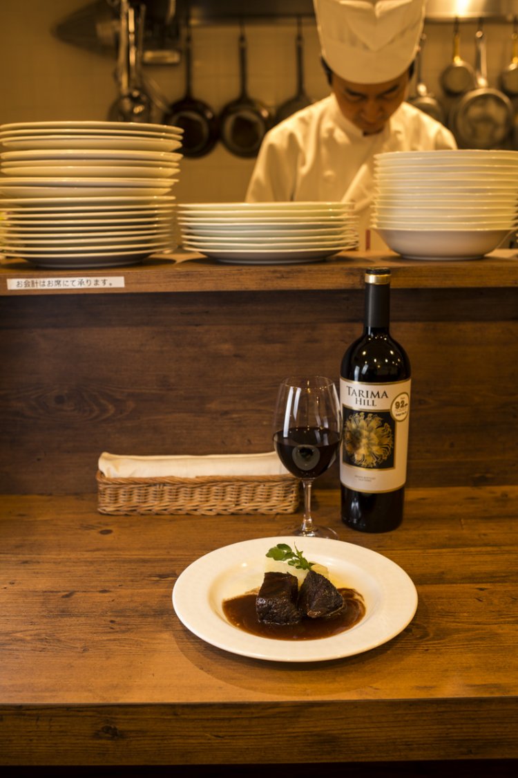 牛ほほ肉の赤ワイン煮ハーフサイズ1540円は赤ワインと相性よし。