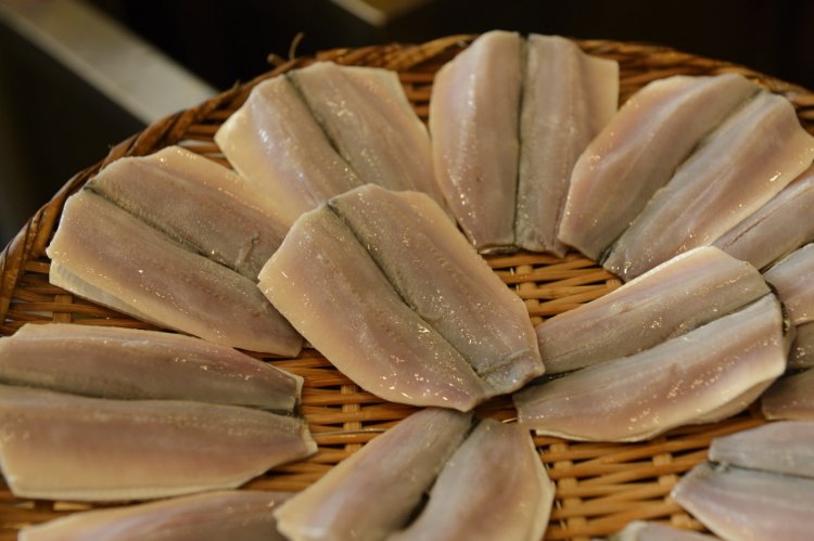 しめたばかりのコハダ。しっかり酢を利かすのが江戸前。