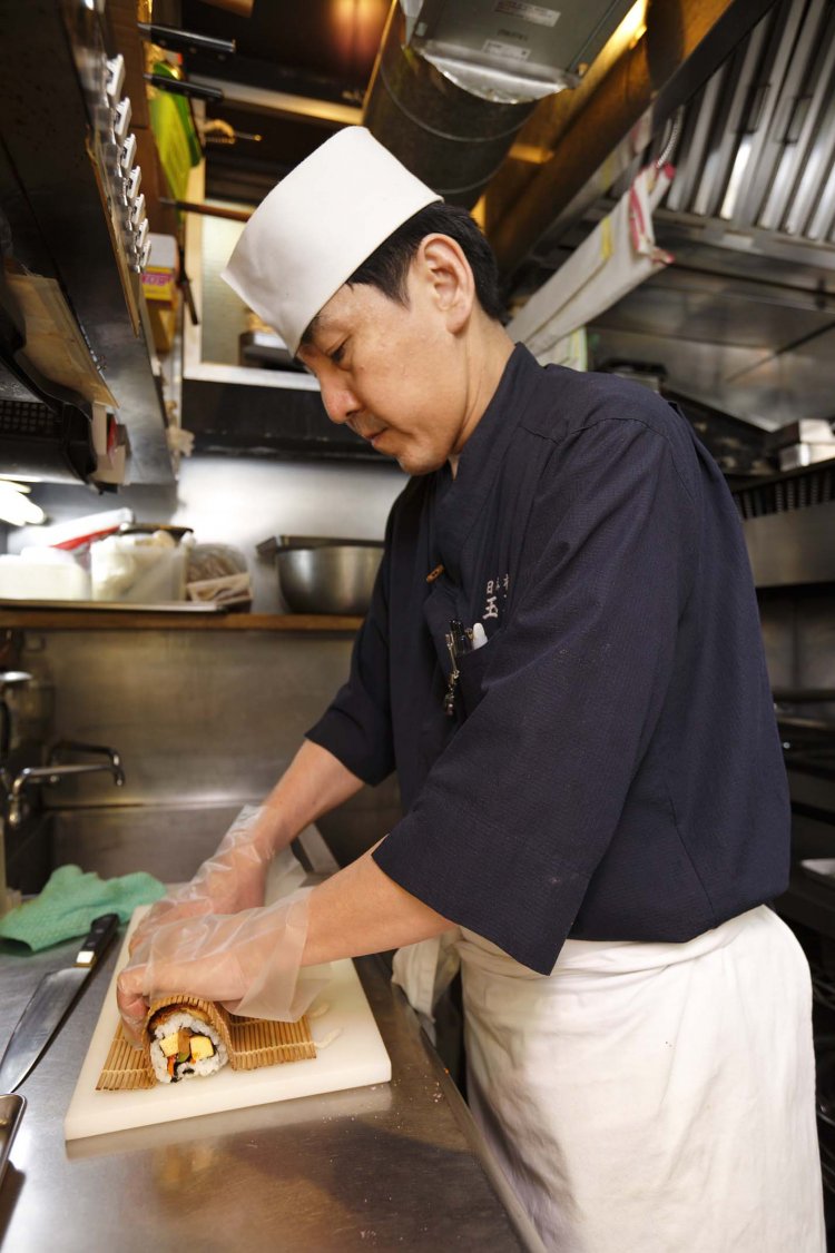 締め加減を重要視する、江戸前寿司職人。