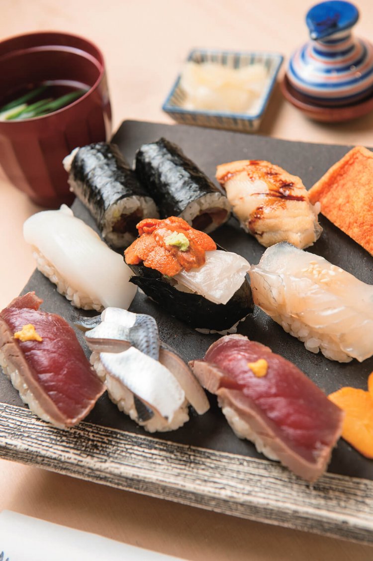 お昼のメニュー2000円。握り8種＋巻物。好みのネタを追加も可。また、握り10種＋巻物で3000円のメニューも新たに追加。