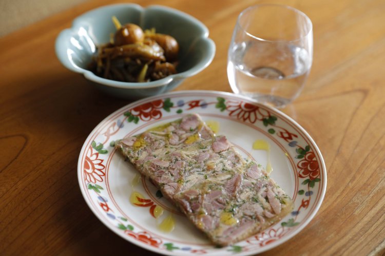 酒は90mL500円～（日本酒は550円～）。