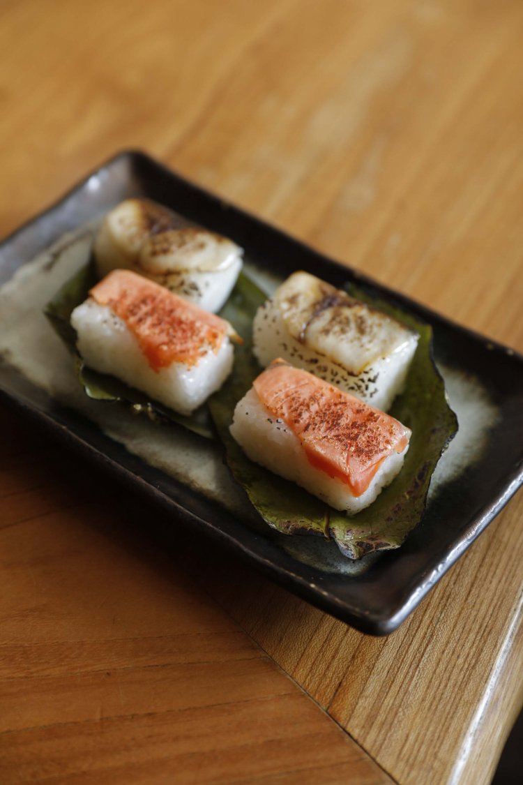 炙り柿の葉寿司4個780円。