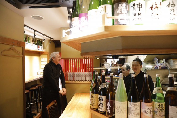 左からオーナーの一人・山本浩扶臣さんと戸辺シェフ、日本料理の緑川三良さん。