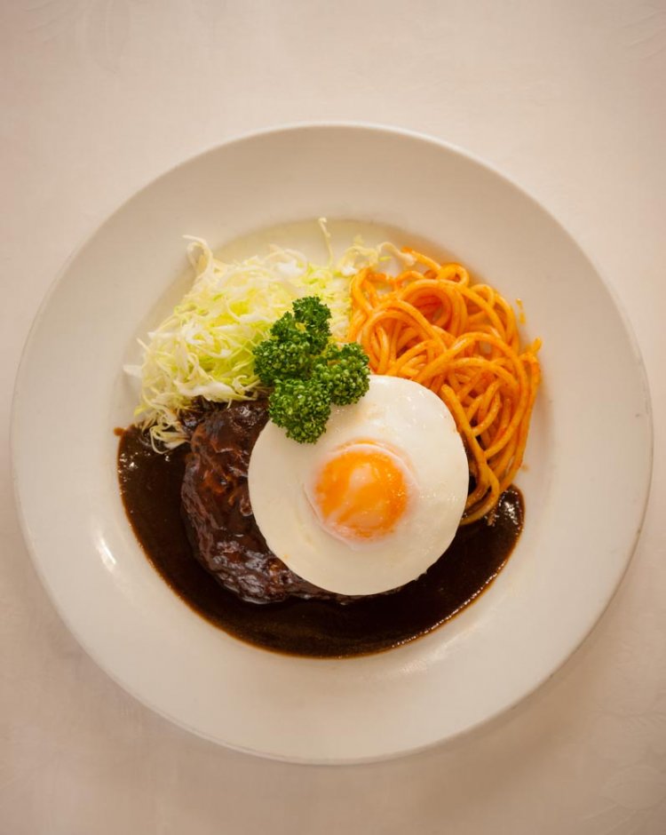 人気メニューのハンバーグステーキ玉子付1300円（ライス付き）。
