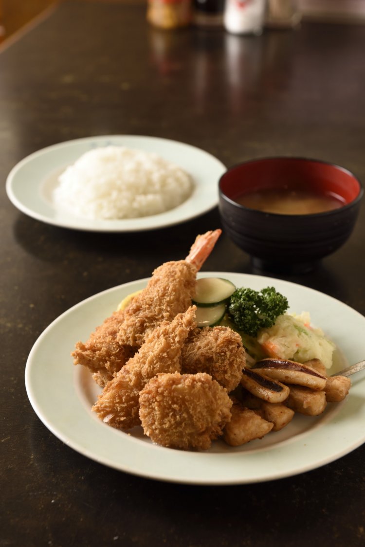 間違いないフライのオンパレード。しじみ汁は別で100円。