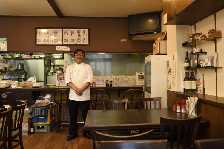 「特製盛合せにハマるお客さんは多いですよ」と、4代目の小嶋祐二さん。