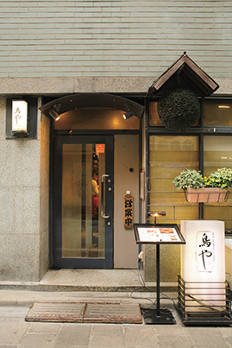 入り口は小さい。行列が目印だ！ 昼間は20席の店内が5回転ほどする。