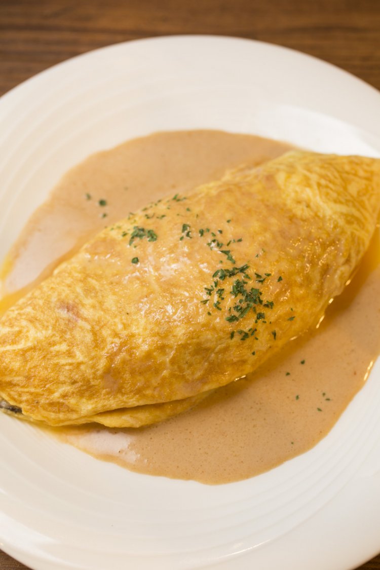 蟹と木の子のオムレツハーフサイズ1100円。