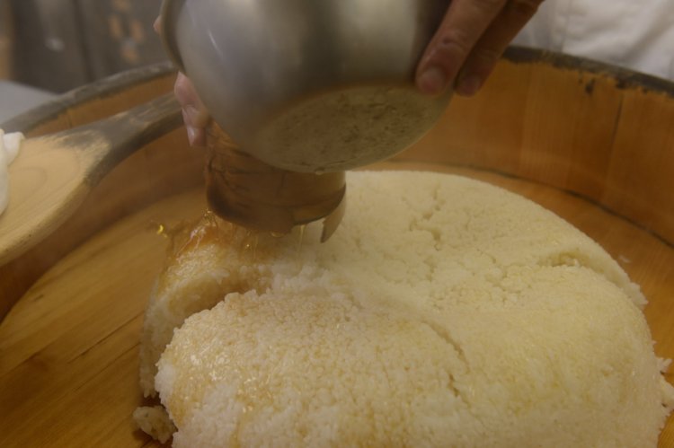 砂糖を使わず、赤酢と塩のみで酢飯を作る。