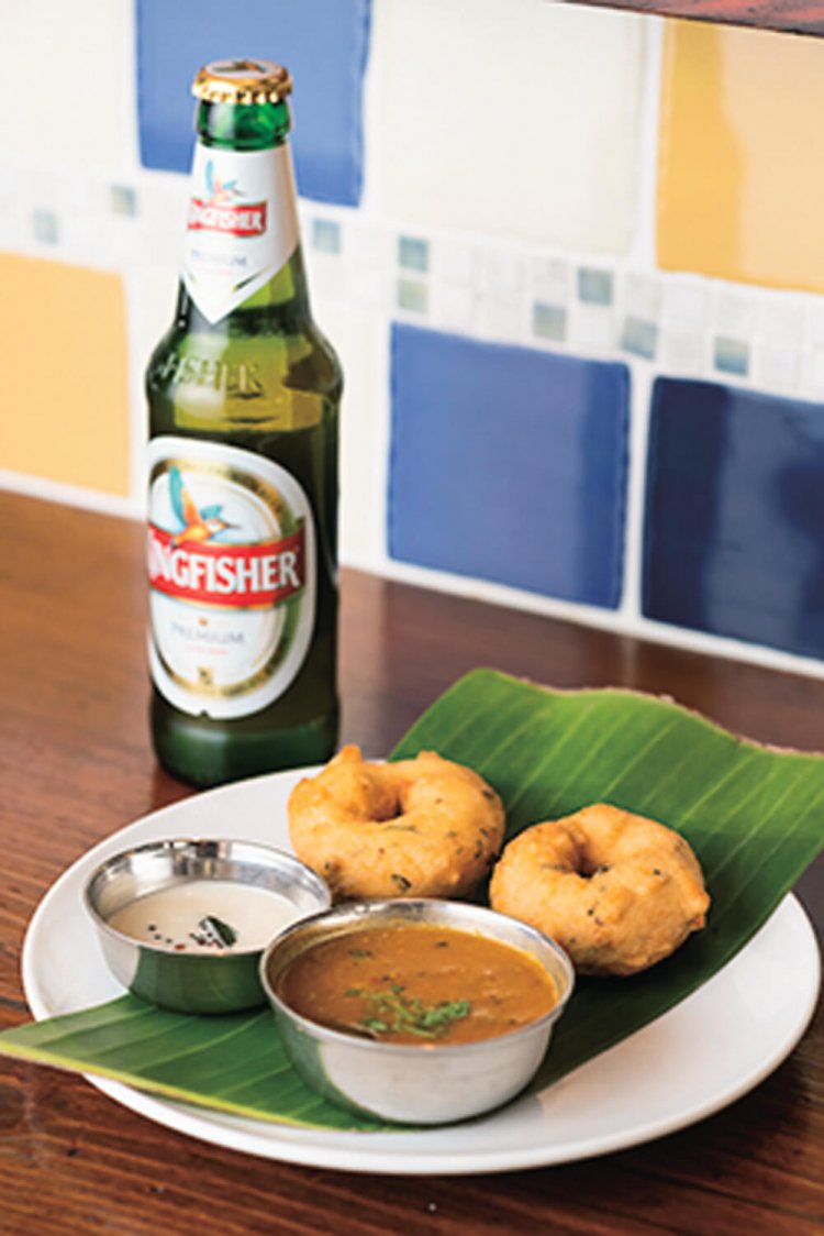 夜はおつまみも充実。米粉と豆粉を使うワダ660円はビールと！