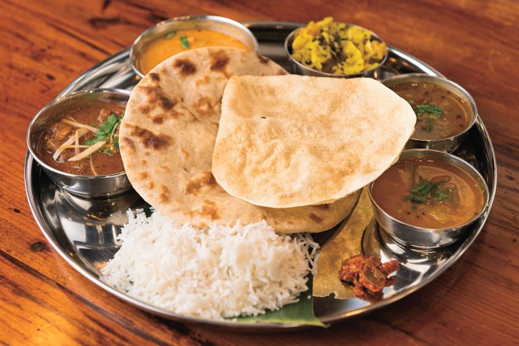 ランチのミールス1350円はサラダとラッシーも付く。