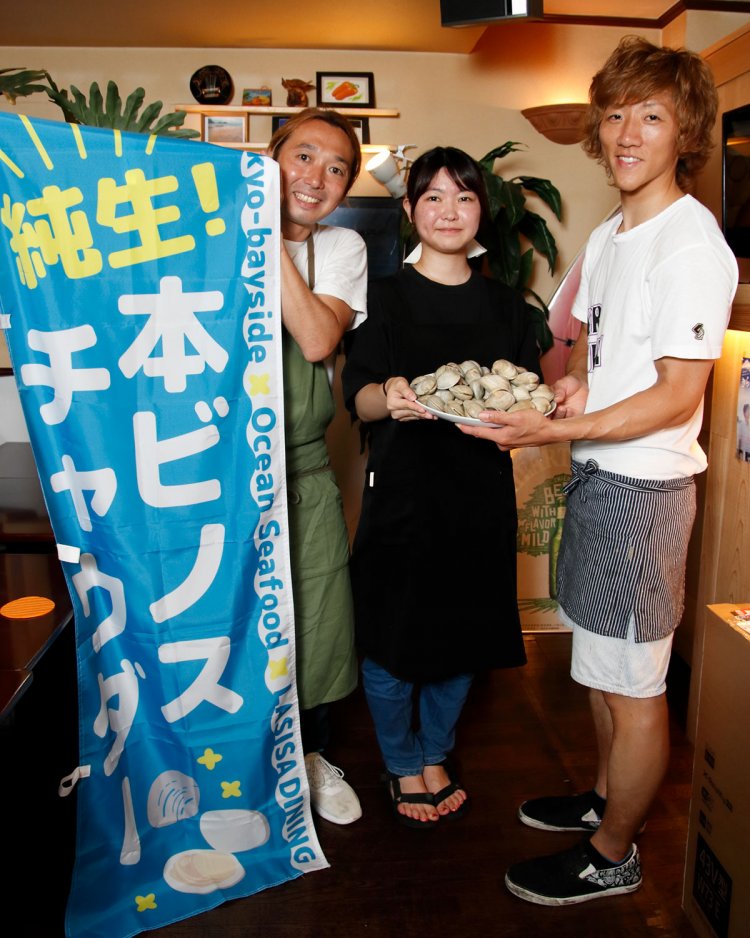 塩谷さん（左）とスタッフの佐々木淳さん、熊崎優菜さん。