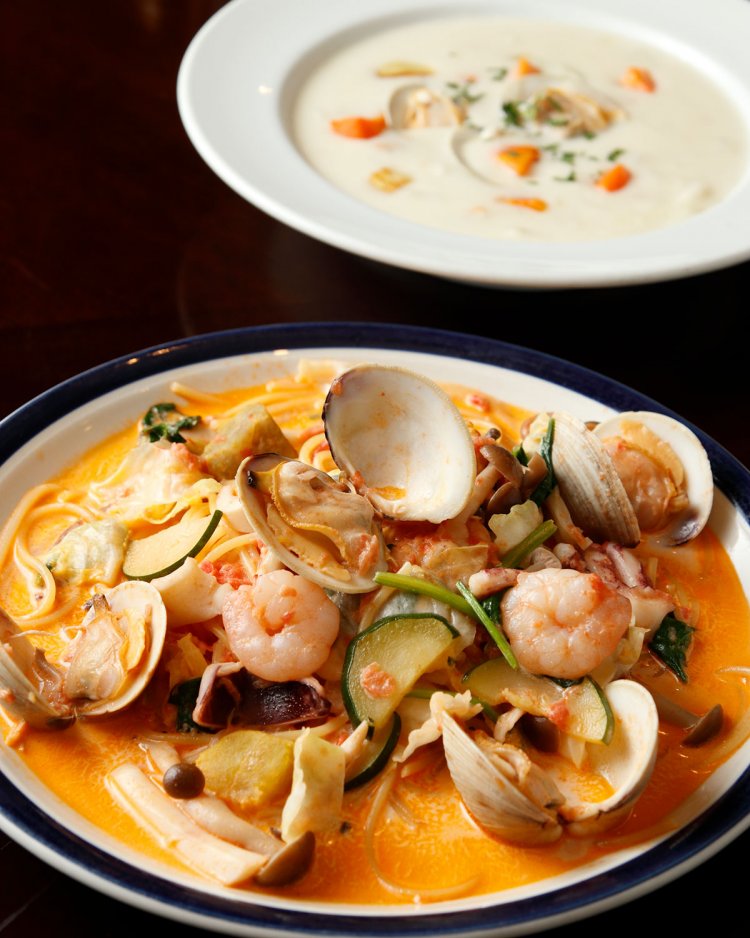 ランチセットよりトマトクリムスパゲッティ1000円(税別)、濃厚なクラムチャウダー1000円(税別)。