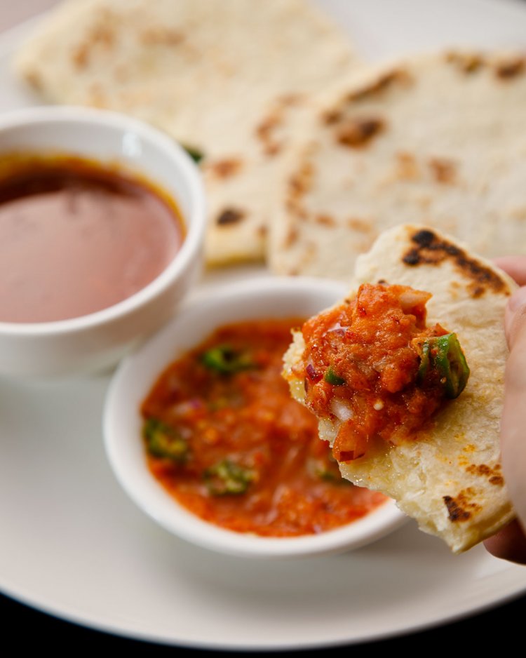 スリランカ名物のココナッツロティ680円。トマトとタマネギ、赤唐辛子で作る自家製ソースの辛さが癖になる。