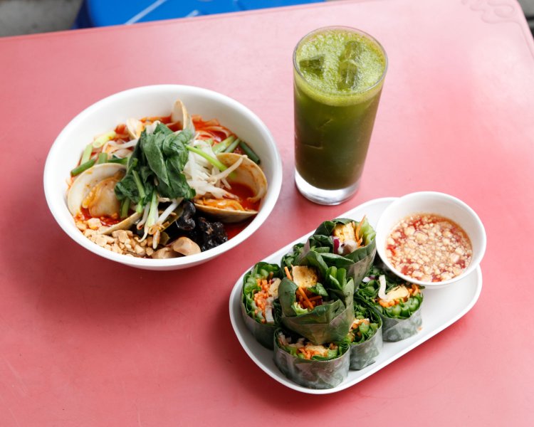 小松菜生ハルマキ968円は、小松菜も生！ ホンビノストムヤム麺1070円、小松菜タイボール740円。