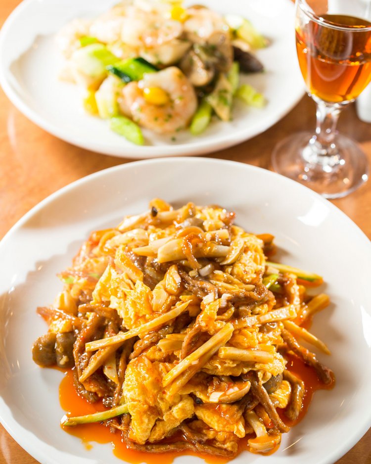 牛肉と卵の酸味辛子炒め1480円、海老のシソ風味塩味炒め2200円、紹興酒ポット1100円。