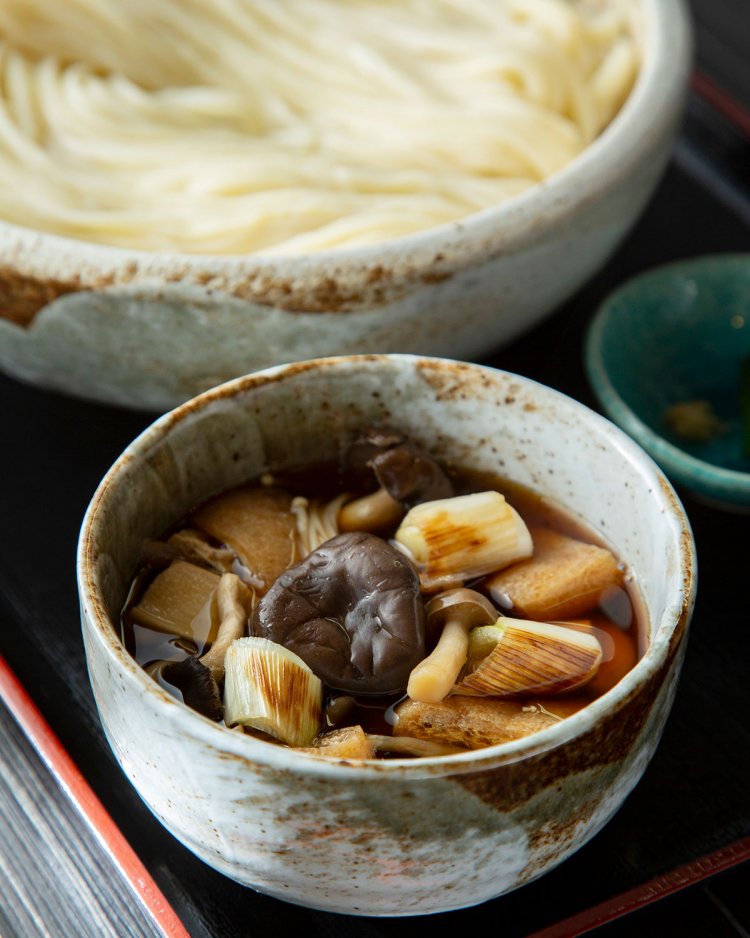 きのこ汁うどん780円。メニューはこの2種類のみ。大盛りは無料で、量は600gと食べ応え充分。