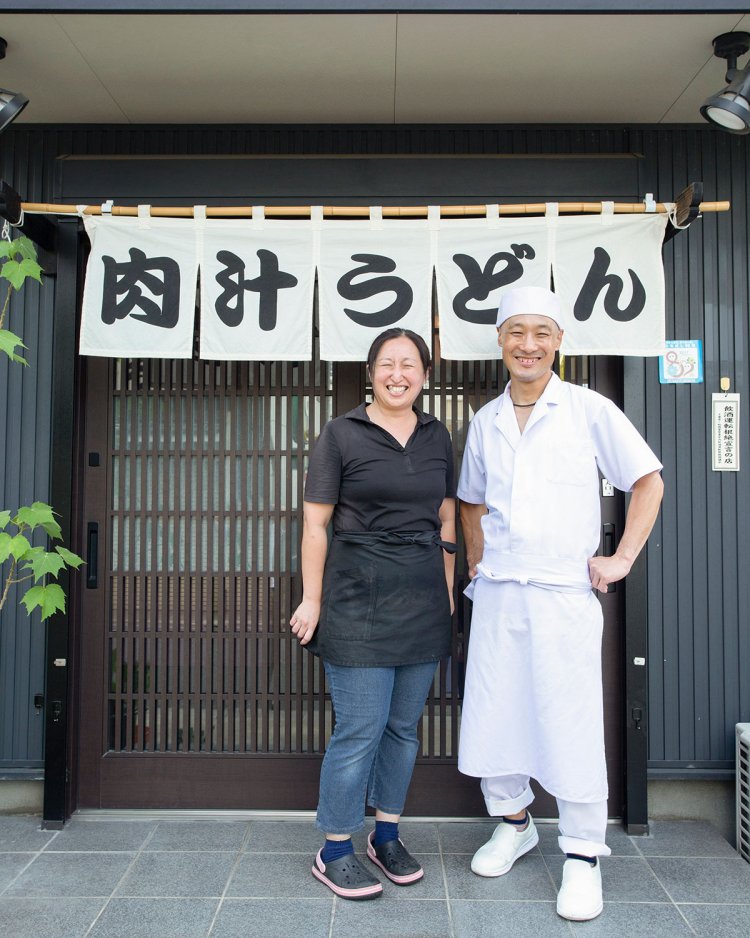 ゼンさんとミカさん夫妻。夜はゼンさんのお母さんが営む酒場だ。