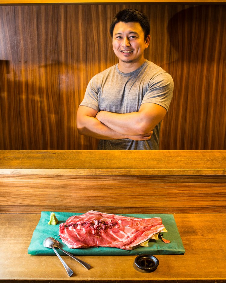 月・木・金に入荷する限定5～6枚の中落ち980円（税別）。「予約で完売することも」と話す日永田さんは、元ラガーマンだ。