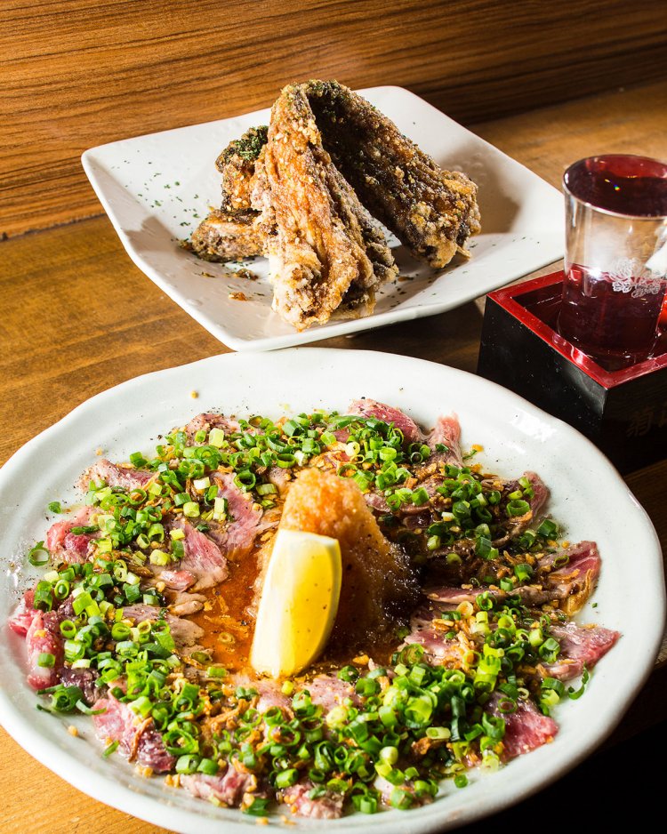 ほほ肉のたたき980円（税別）、アゴのスペアリブ680円（税別）、日本酒1合702円～。