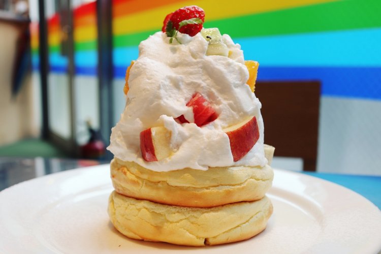 ミックスフルーツパンケーキ1350円。