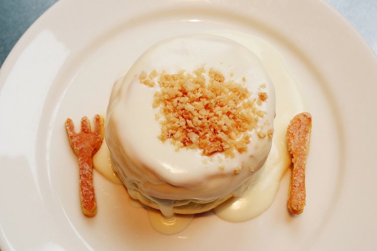 マカデミアナッツソースパンケーキ1250円。