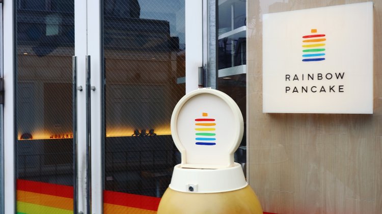 原宿の路地裏のビルの1・2Fにある『RAINBOW PANCAKE』。