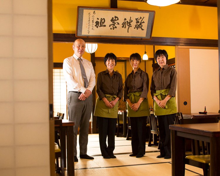 総支配人小野里さん（左）とスタッフ。丁寧な接客で迎えてくれる。